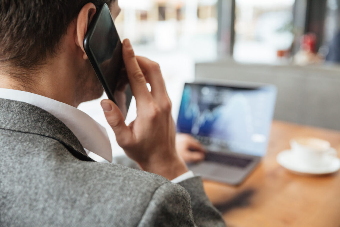 Mężczyzna rozmawiający przez telefon