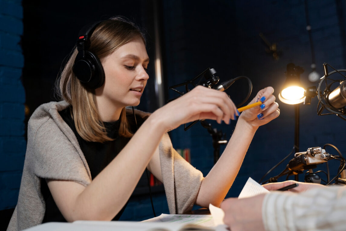Kobieta w studio nagraniowym