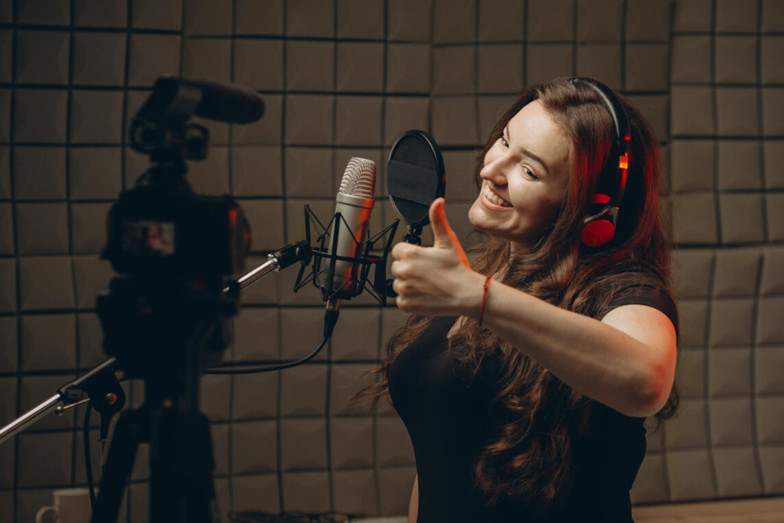 Kobieta w studio nagraniowym