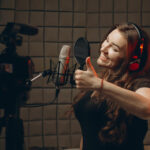 Kobieta w studio nagraniowym